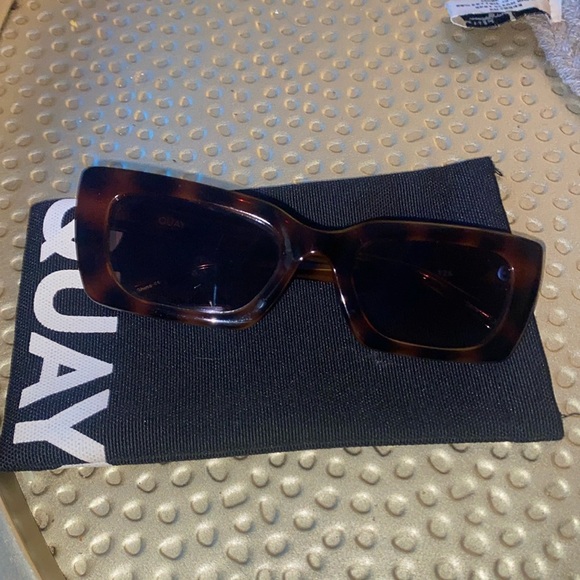 Quay Australia The DL 126 sunglasses with case. Gently Worn once, no scratches. - Picture 7 of 7